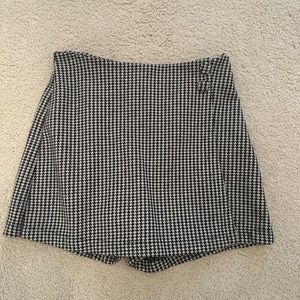 Black and white zara shorts with skirt cover in the front